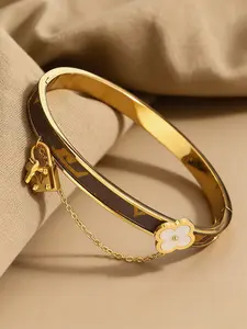 1 fashionable and elegant 18K gold-plated stainless steel bracelet, suitable for both men and women's leisure, gatherings, and daily wear. Exquisite and luxurious wrist jewelry, the ideal gift for girls, women, family, and friends on Valentine's Day