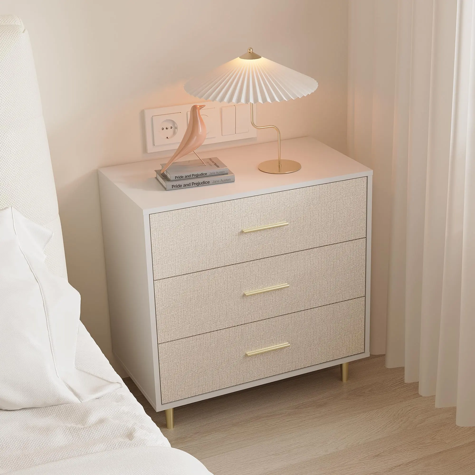 Garvee - Cómoda Moderna de Color Blanco, cómoda de 3 cajones con Asas y Patas Doradas, mesita de Noche de Madera con Superficie Texturizada de Lino, Mesa Auxiliar Estrecha para Sala de Estar
