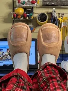 Funny Big Toe Slippers – Unique Novelty Design with Soft Plush Lining, Thick Cozy Warm Interior, Quiet Non-Slip Sole, Trendy Unisex Indoor Shoes for Men & Women, Perfect for Home, Bedroom, Daily Relaxation & Holiday Gifts