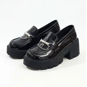One pair of fashionable, cute, versatile loafers with thick soles that can be worn all year round. outdoorfun