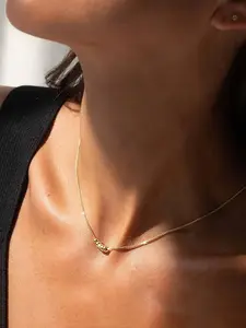 Gold bead pendant necklace, elegant and minimalist design, suitable for daily wear and beach parties. An ideal gift for her