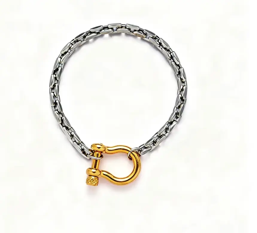 B188- 18K Gold Plated Horse Shoe Bracelet!
