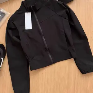 Chaqueta deportiva cropped para mujer, ligera, transpirable y de ajuste moderno para entrenamiento, yoga y uso casual.