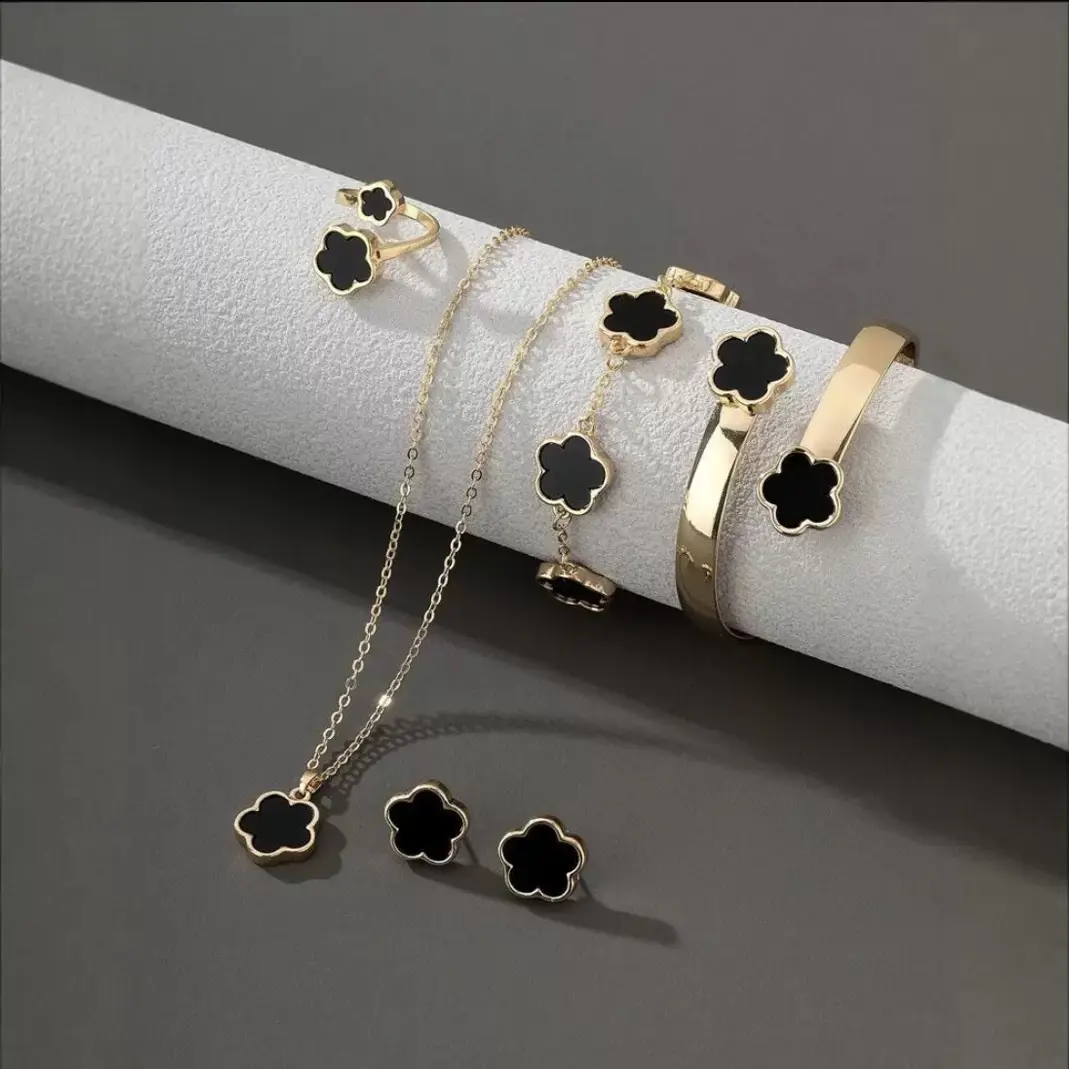Lucky Flower Internet celebrity jewelry set, including 5 products: five-leaf flower pattern bracelet, necklace, earrings, bracelet.It is a beautiful accessory suitable for party wear and daily use.