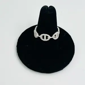 Anillo diseño GG con zirconias cristalinas. Plata 925