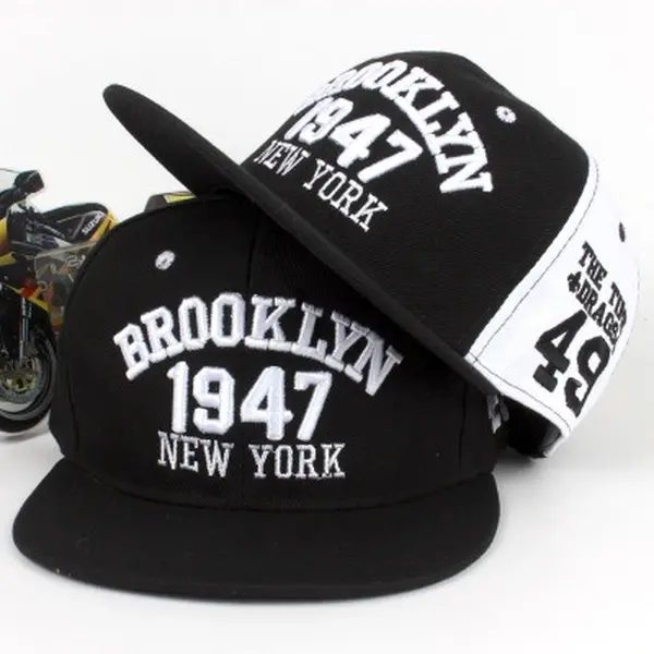 Structured Flat Cap with Brooklyn 1947 Letter Embroidery, Unisex Adjustable Acrylic Sun Hat for Outdoor Sports, Letter Embroidered Hat, Structured Cap, 55-64Cm Adjustable, Embroidered Logo, Unisex Wear
