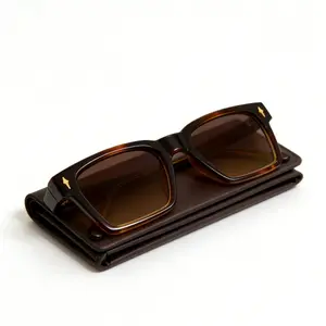 Unisex Retro Square Sunglasses: Featuring a bold tortoiseshell frame design and gradient lenses, these vintage-style sunglasses offer protective functionality—perfect for driving, traveling, and outdoor activities.