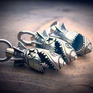 1 Piece Retro Shark Rocket Bomb Keychain – Retro Alloy Pendant with Star Details, Suitable for Jeans, Bags, and Keys ( 2.05inch )