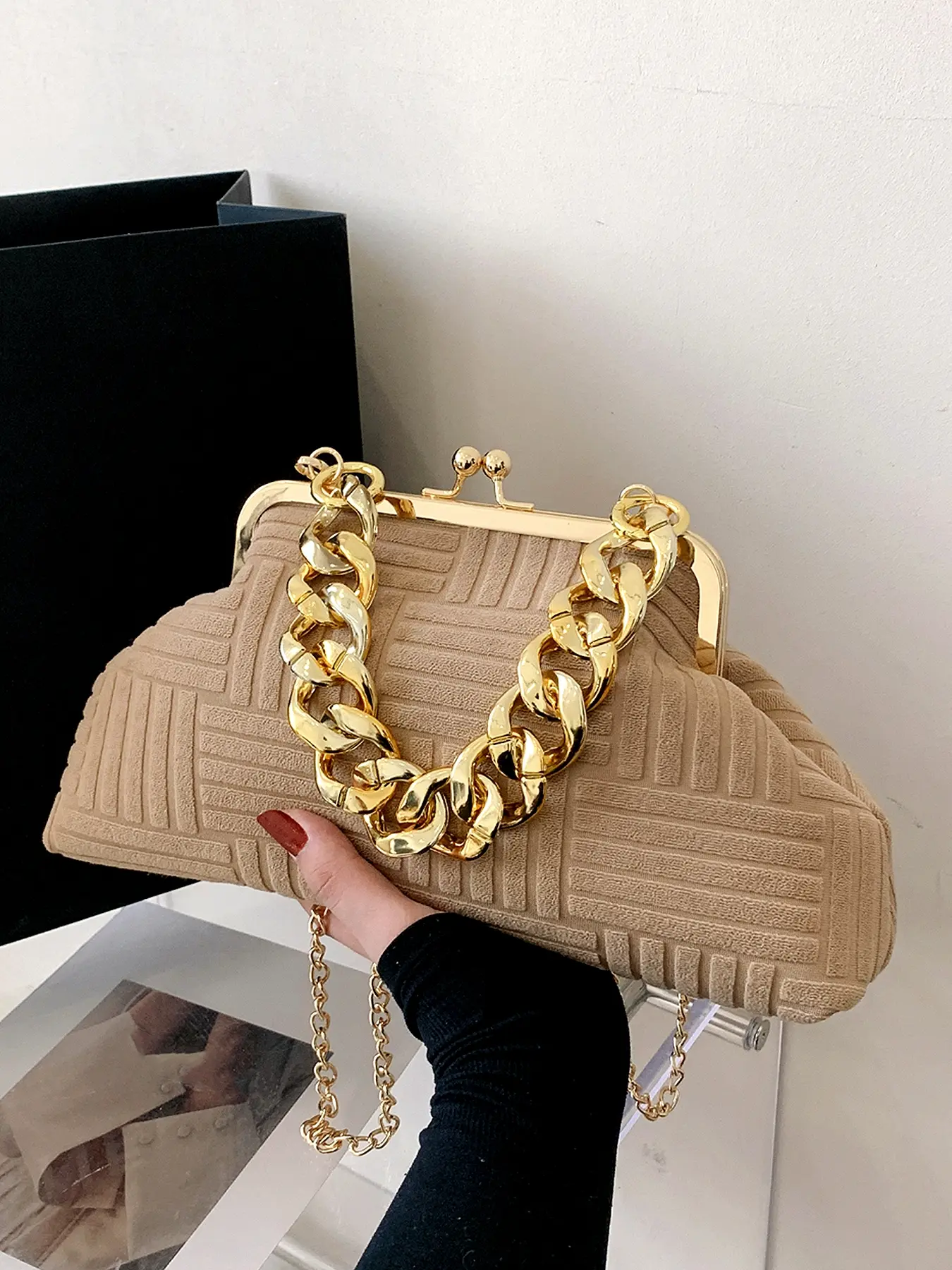 Retro velvet shoulder crossbody bag, Embellished shoulder bag, women's handbag, simple niche design shoulder crossbody bag, Stylish crossbody, Fashionable Unique Bags, Elegant bag. Suitable for daily wear, dating and other occasions