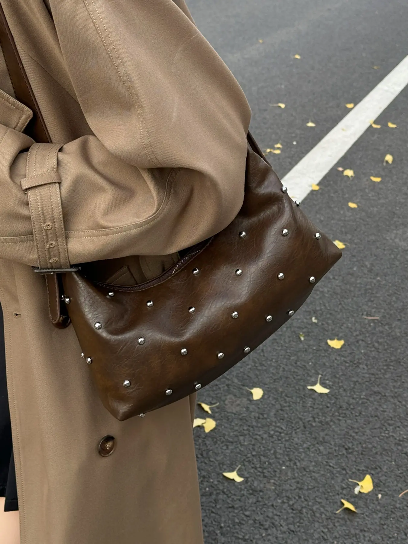 Classic retro style texture rivet underarm bag, crescent shaped design, zipper opening and closing, large capacity interior, suitable for daily commuting, shopping, Casual Commuter Bag, Crossbody Shoulder Bag, Fashion crescent bag