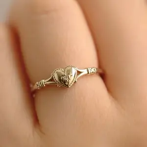 1 spring new Women's simple, sweet and compact heart-shaped design ring, set with Synthetic Zirconia jewelry, perfect holiday gift