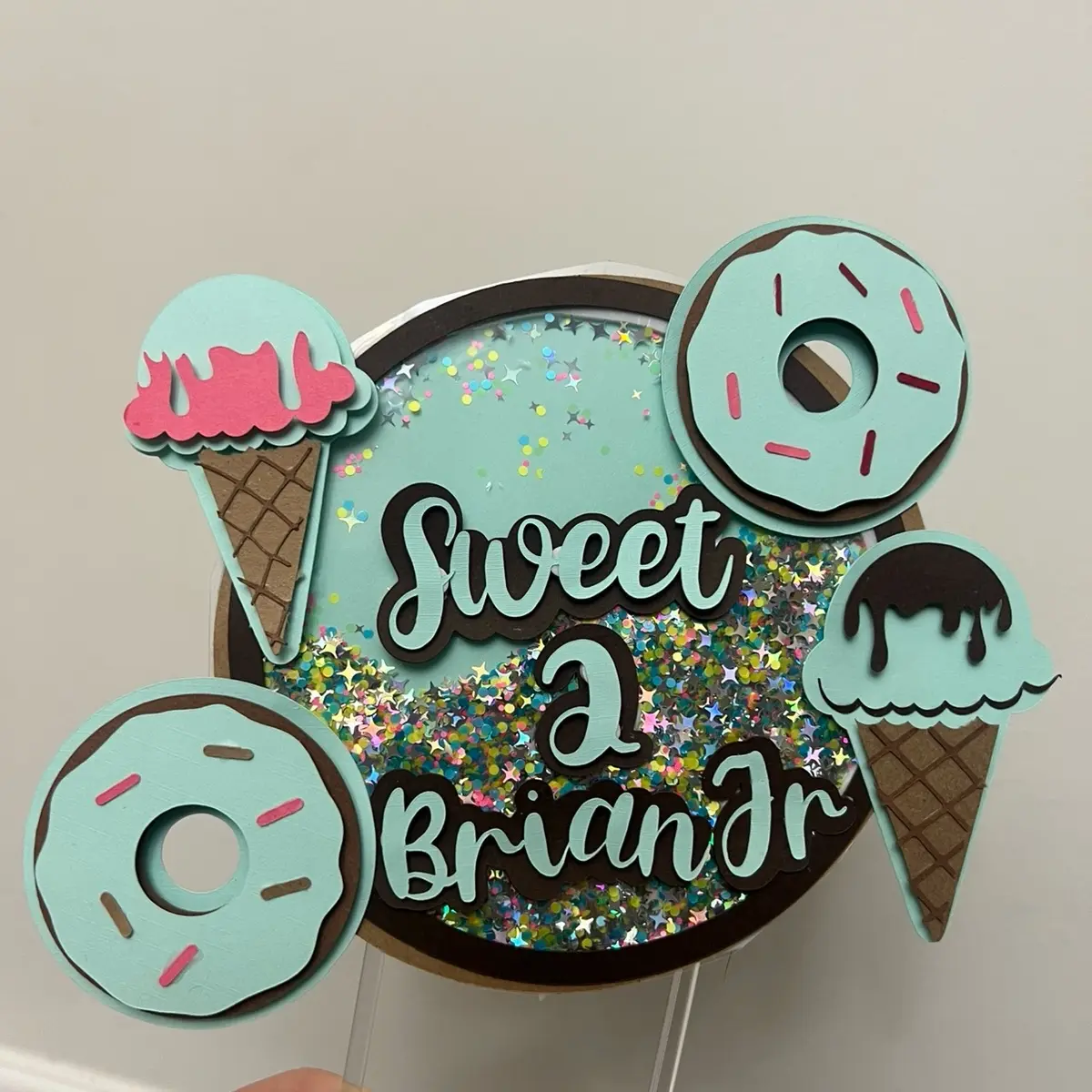 Shaker cake topper