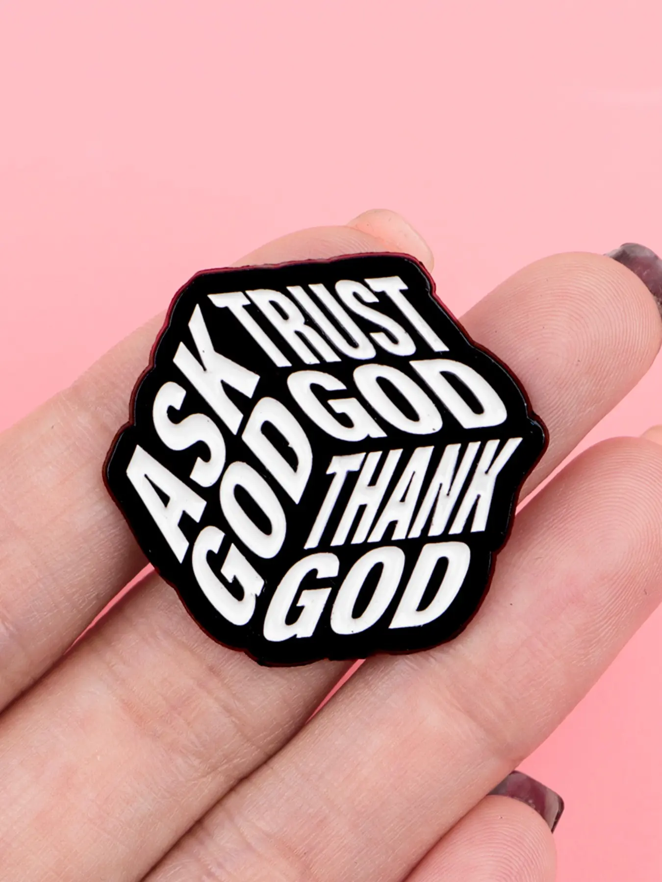 Ask God,Trust God ,Thank God "Fashion Enamel Brooch Badge with Unique Dice Design, Casual Backpack Accessory, Perfect Gift for All Seasons, Stylish Letter Pattern, Metal Pin, Enamel Lapel Pins