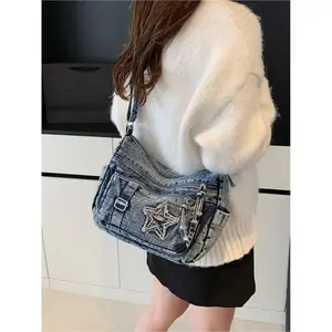 A Fashionable Shoulder Bag Featuring a Practical Multi-Pocket Layout and a Convertible Strap for Both Crossbody and Over-the-Shoulder Wearing Options