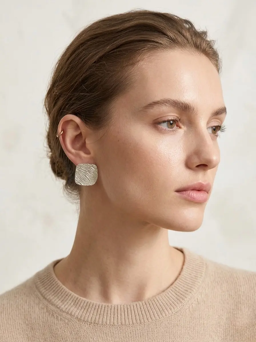 Épure Textured Stud Earrings