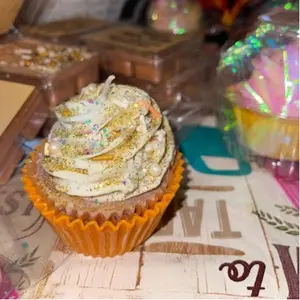 Apple buttercream cinnamon buns candle