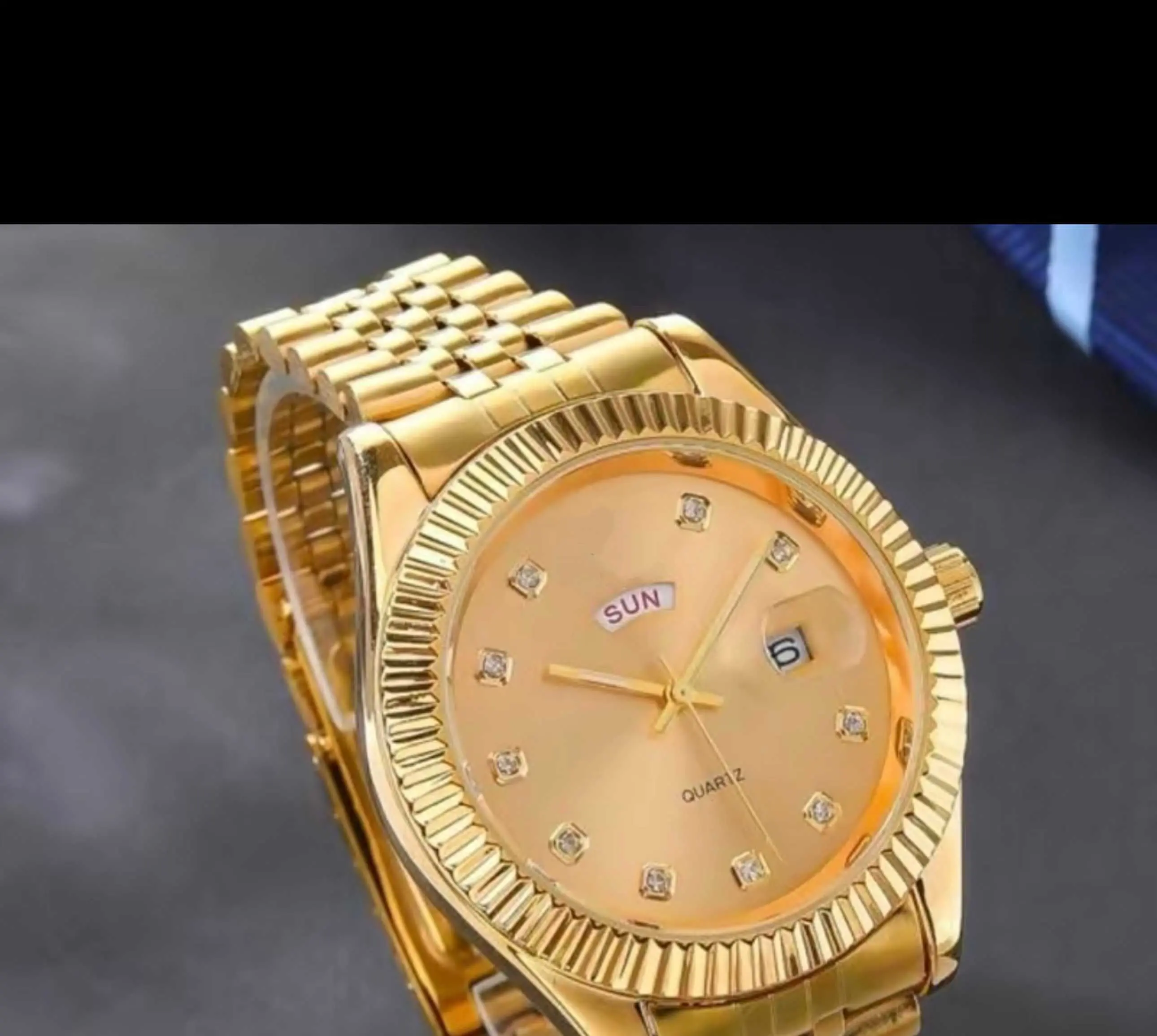 Golden circular dial and golden bezel, 40mm, golden stainless steel bracelet, a simple and elegant quartz watch