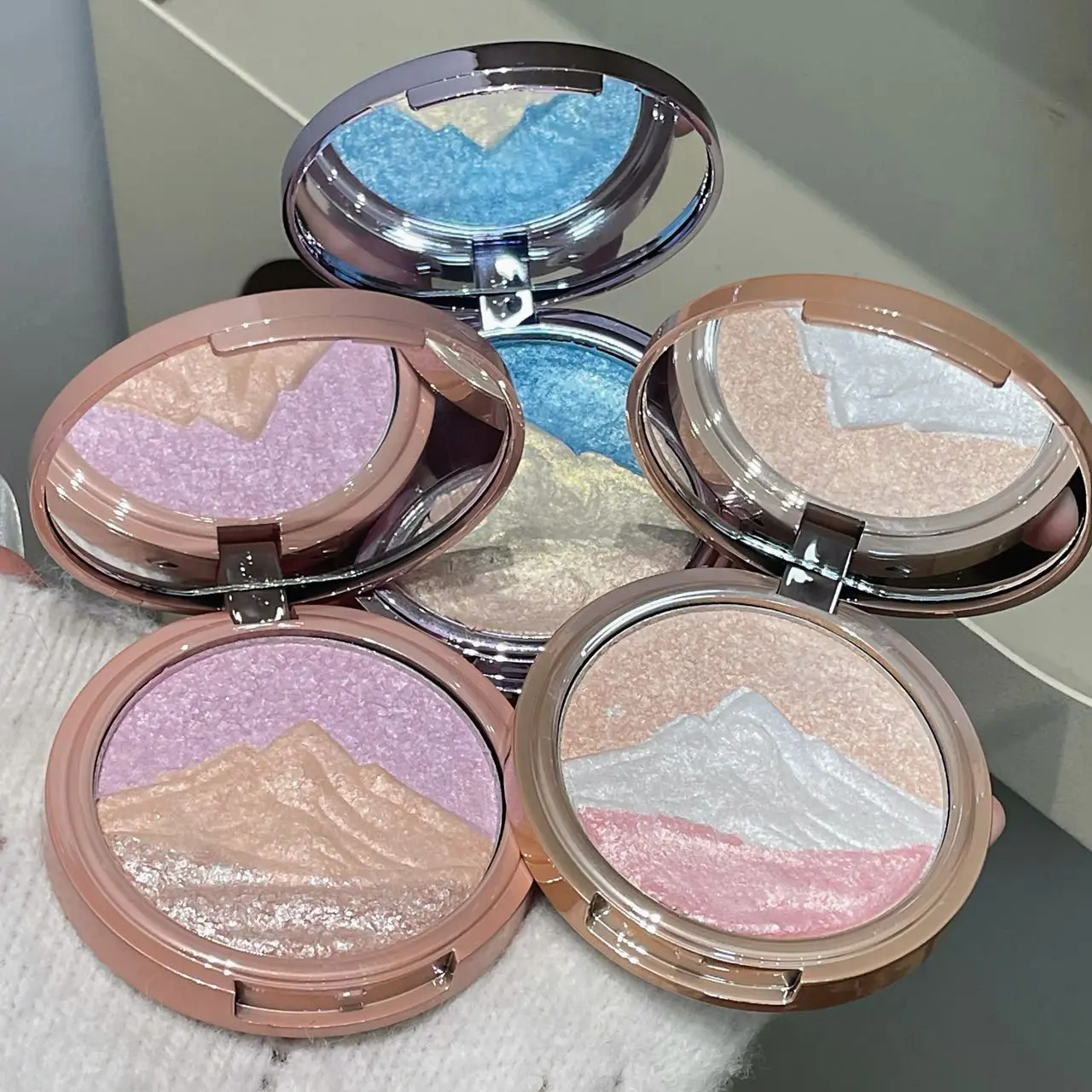 3-Shade Embossed Eyeshadow & Highlighter Palette, Highly Pigmented Creamy Glitter Makeup for a Radiant, 3D Brightening Effect in Ethereal Sunset Shades (Purple, Pink, White), Cosmetic, Antioxidant, Luminous, Glowing Makeup, Youth