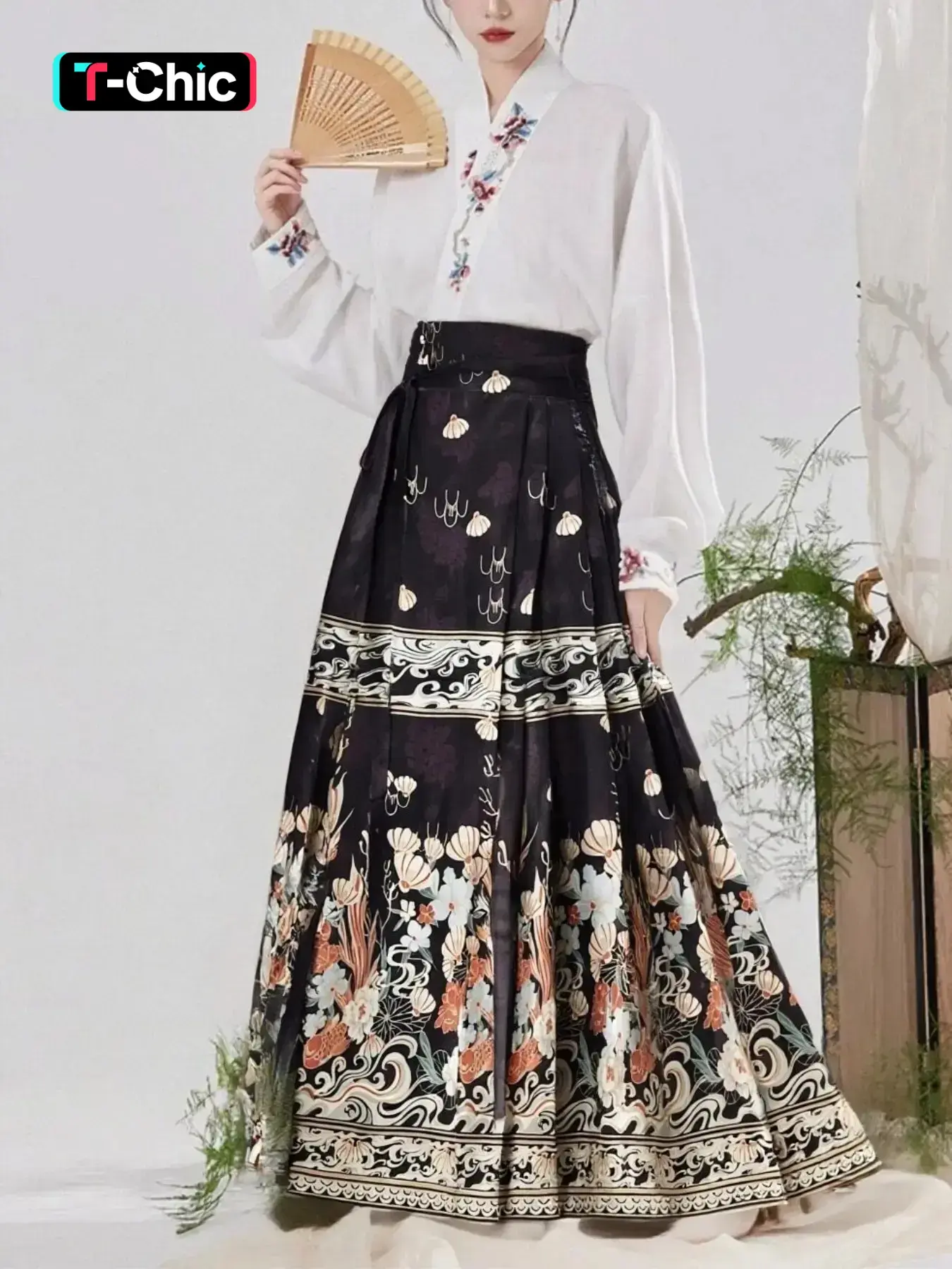 Women's traditional Chinese Hanfu - imitation embroidered gold woven floral skirt, exquisite Chinese design