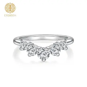 Unimoiss 5-Stone Lab-Created Moissanite Ring in V-Shaped Five-Row Setting.​​ Crafted from tarnish-resistant and hypoallergenic S925 Sterling Silver, this is a versatile unisex piece.An ideal gift for daily wear, parties, and other special occasions.