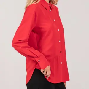 Red Button-Up Blusa with Long Sleeves and Classic Fit for Women