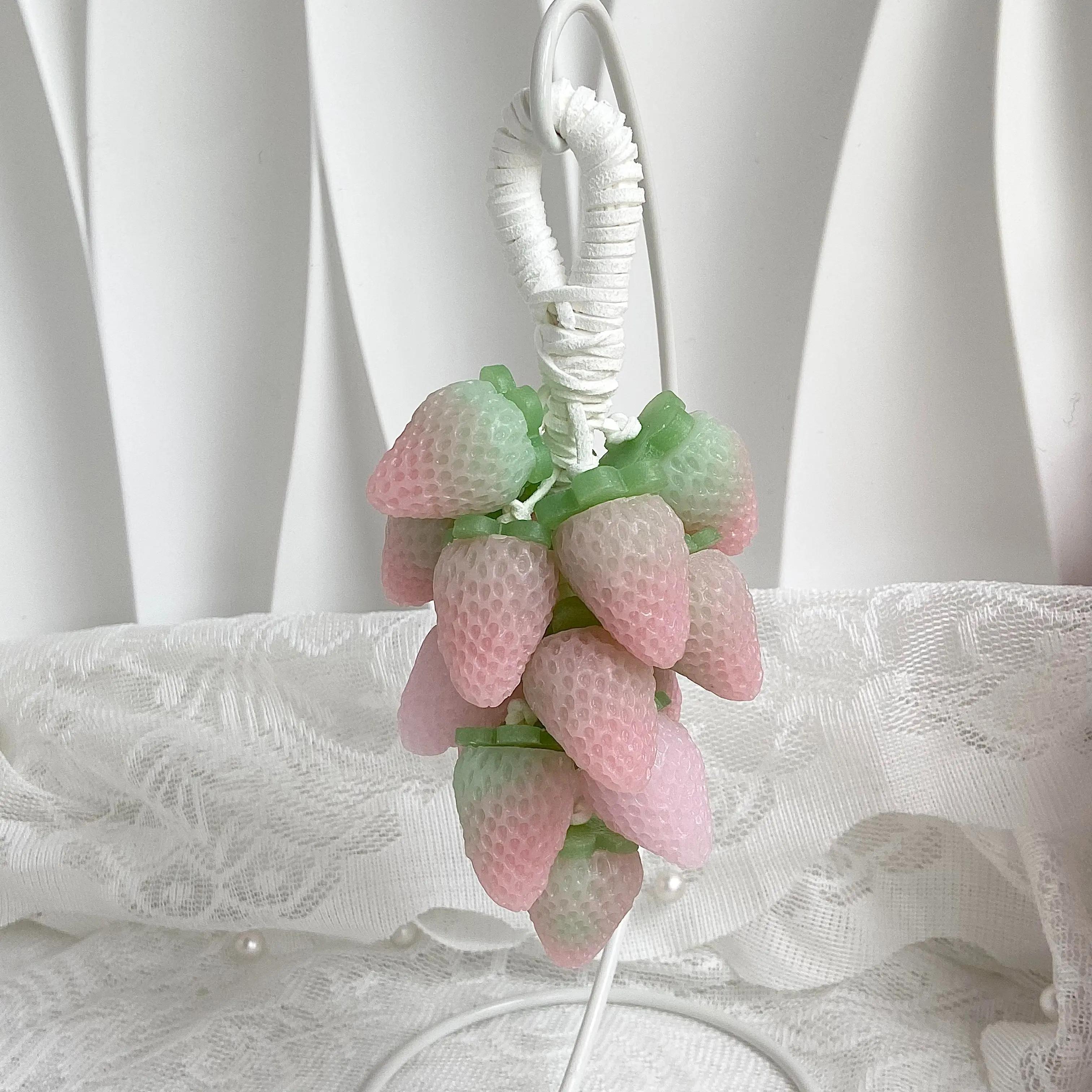 Handmade Creamy Strawberry Soap Bar with Hanging Loop, Essential Oils, Dual-Use Design, Hyper-Realistic Look, Skin-Friendly Rich Bubbly Foam for Wedding Favors, Water Sports Post-Swim Body Care