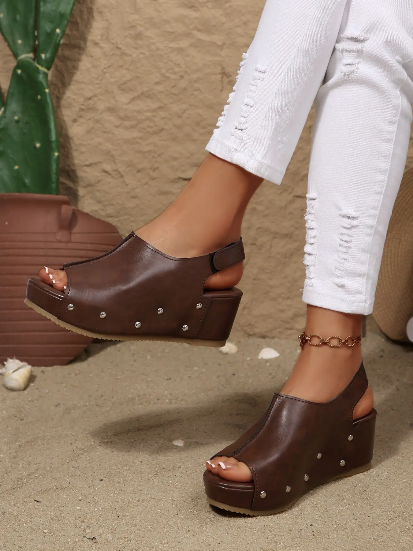 Ladies' fashionable Design wedge heel thick soled sandals with rivet decoration and Velcro switch for easy on and off, versatile and comfortable casual shoes suitable for daily wear and vacation style Chunky Sole Sandals Casual Summer Footwear