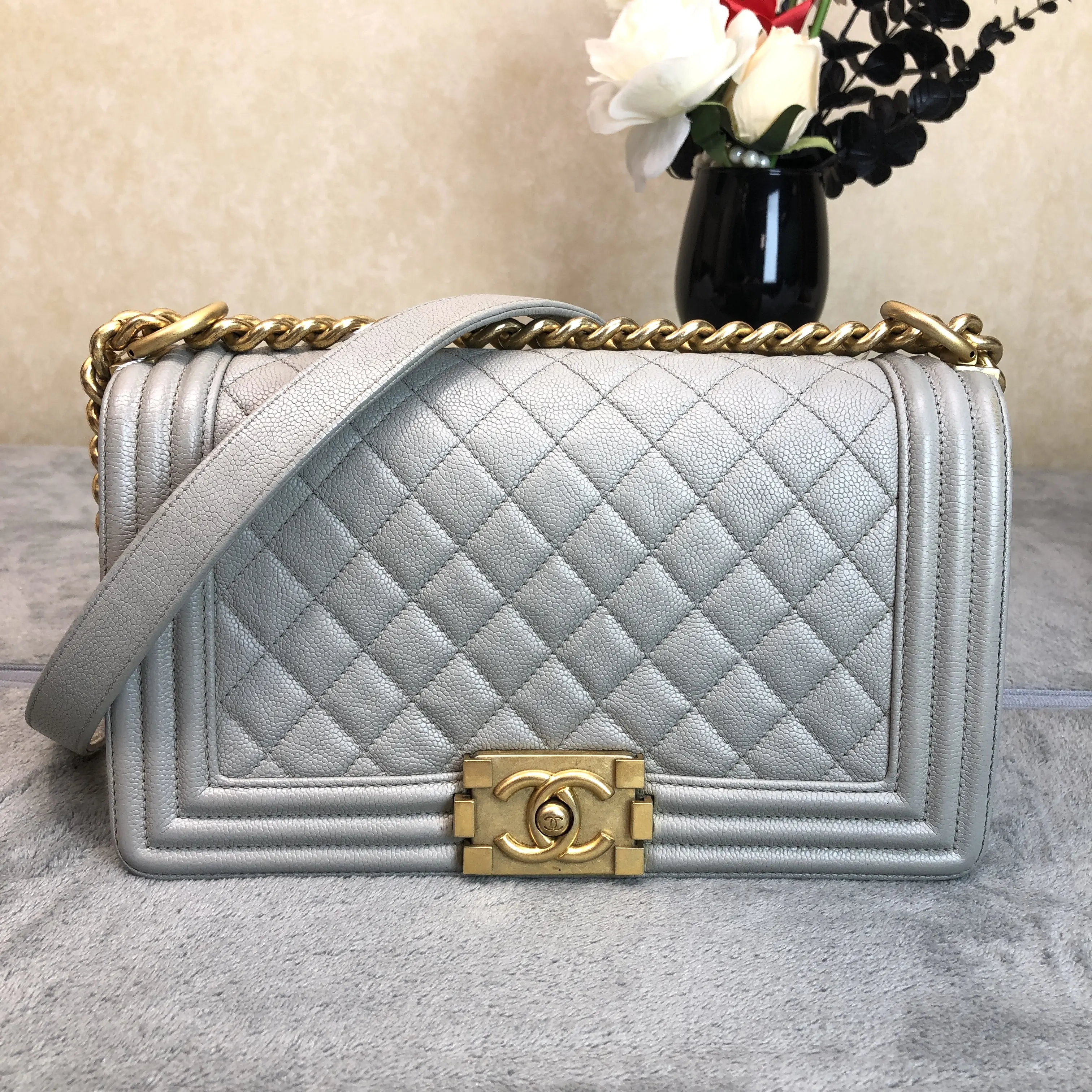 Pre-owned CHANEL leather Crossbody Bags Le Boy Light Grey Caviar Quilted Antique Gold Chain Flap Bag 836909