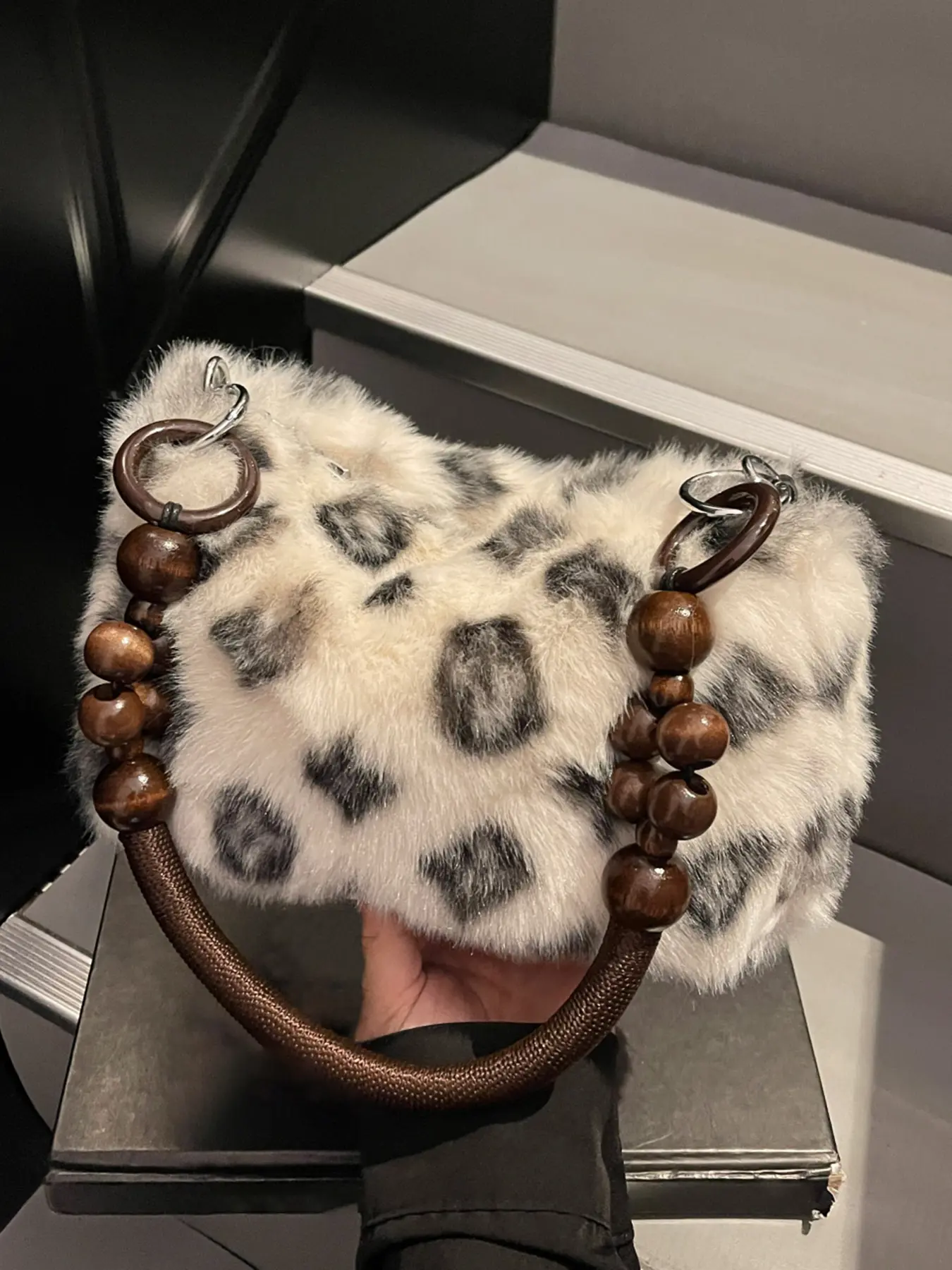 Niche plush texture Joker leisure exquisite shoulder bag, retro handbag, atmosphere plush shoulder bag, suitable for daily travel, shopping and dating, Casual Shoulder Bag, Stylish Crossbody, Fluffy Crossbody, Crossbody Bags