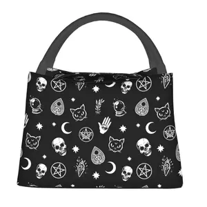 Lunch bag for men and women, reusable hand-held insulation bag,featuring black cat and skull pattern, is an essential item for outdoor camping and daily commuting. It is made of safe and durable insulation material, with a portable and stylish design