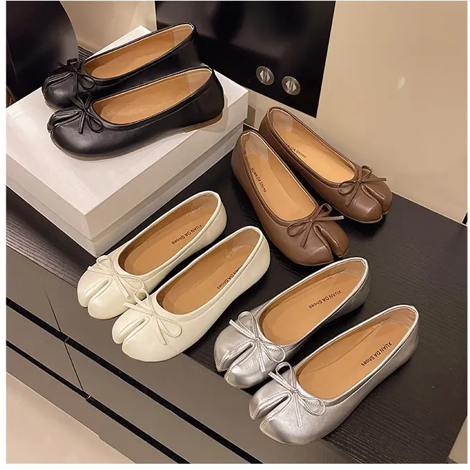 Glossy metallic-finish women’s slip-on ballet flats with a sweet bow and round toe, suitable for Y2K millennium street style.Built-in soft insoles enhance walking comfort; the silver version is eye-catching and distinctive, while the basic color is simple