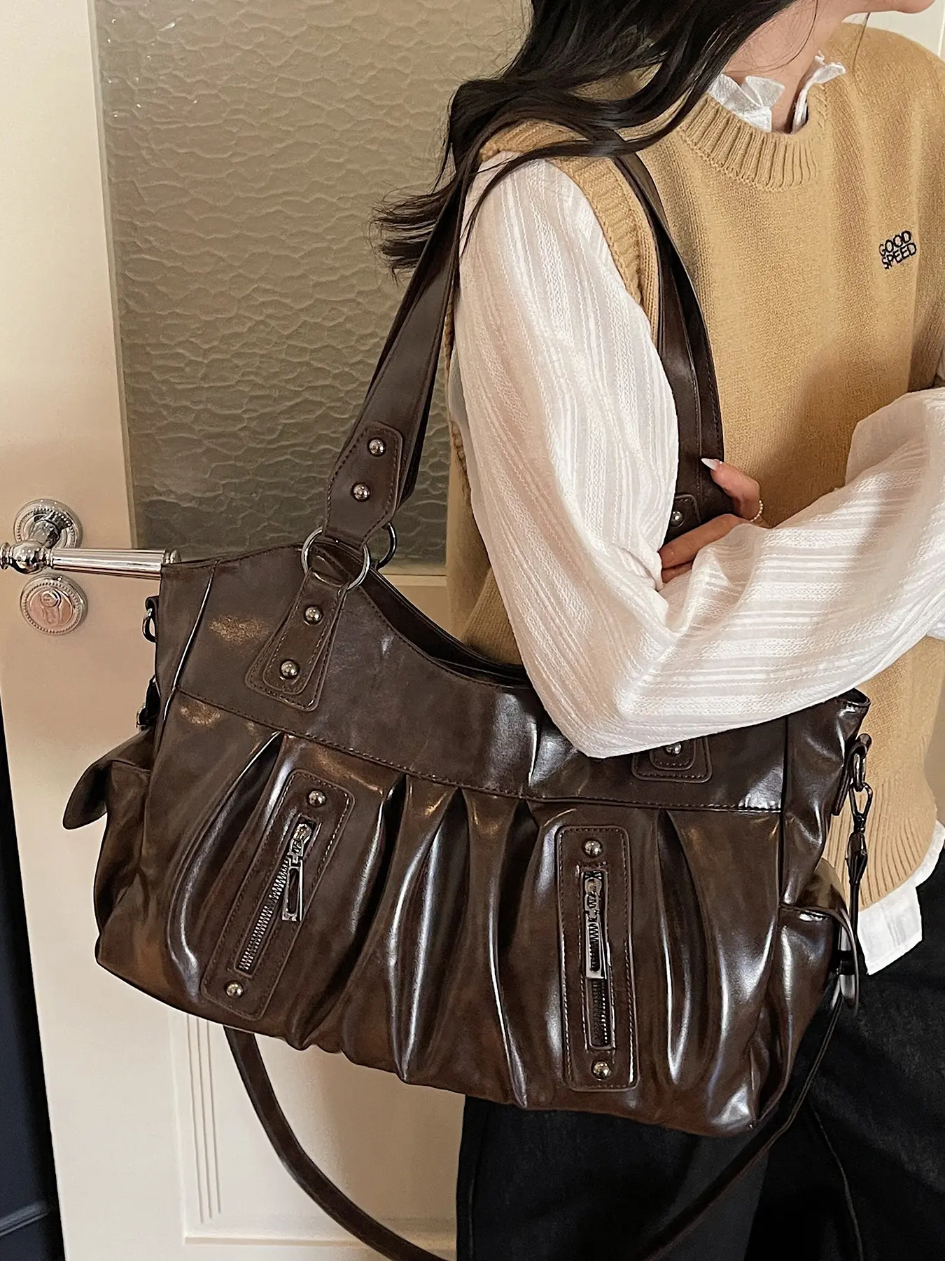 Niche design postman retro fashion simple one-shoulder tote bag, classic three-dimensional pleated design commuter shoulder bag, metal rivet crossbody bag, suitable for office workers, business trips and so on.