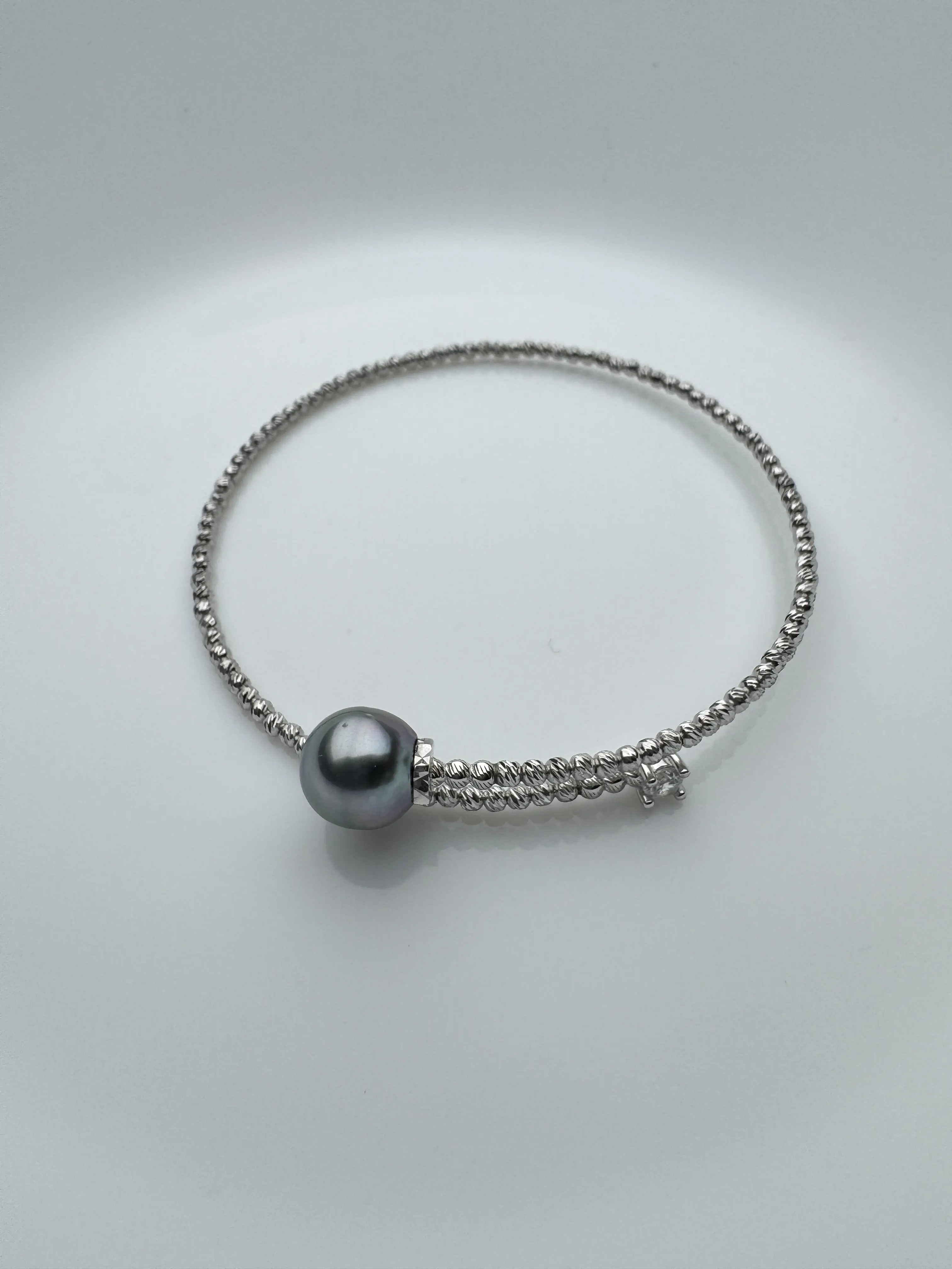 hs0015 Twisted Silver Bangle With Solitaire Tahitian Pearl & Tiny Zircon Accent