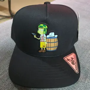 Gorra  chavo, color obscura  visera rojo por debajo ajustable marca kamel