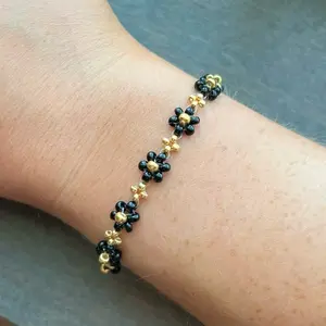 Black and Gold Beaded Bracelet, Beaded Daisy Bracelet, Gold Dainty Jewelry
