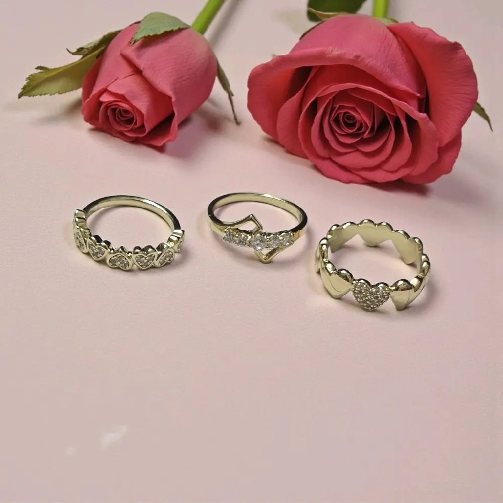 Anillos de diferentes estilos .De corazones y cruce elegante laminado de alta calidad