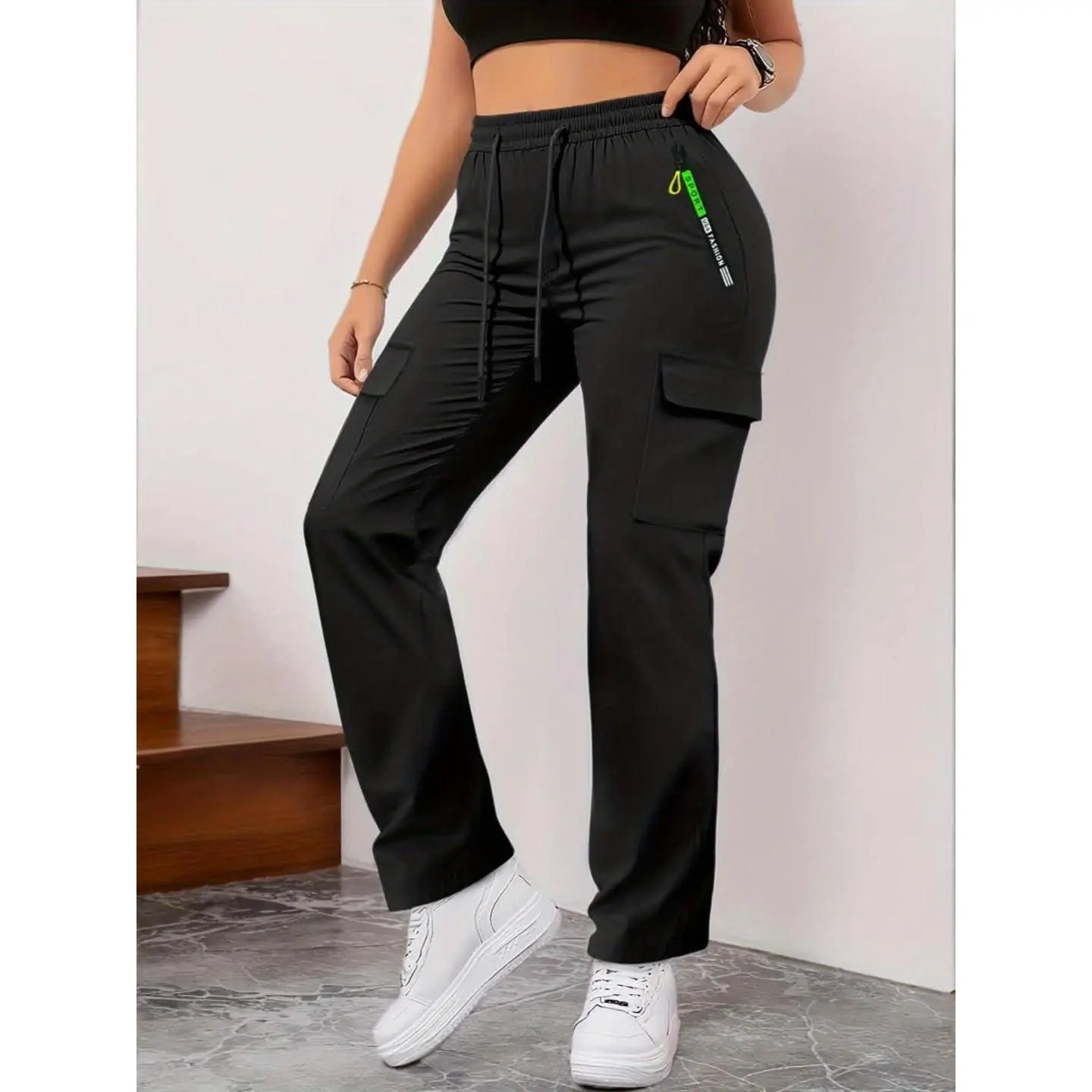 Women’s Spring and Autumn Letter Printed Green Cargo Trousers, Equipped with Zipper Pockets and Stylish Large Patches, Featuring Drawstring Elastic Waistband, Casual Outdoor Full-Length Trousers Suitable for Jogging and Daily Casual Attire