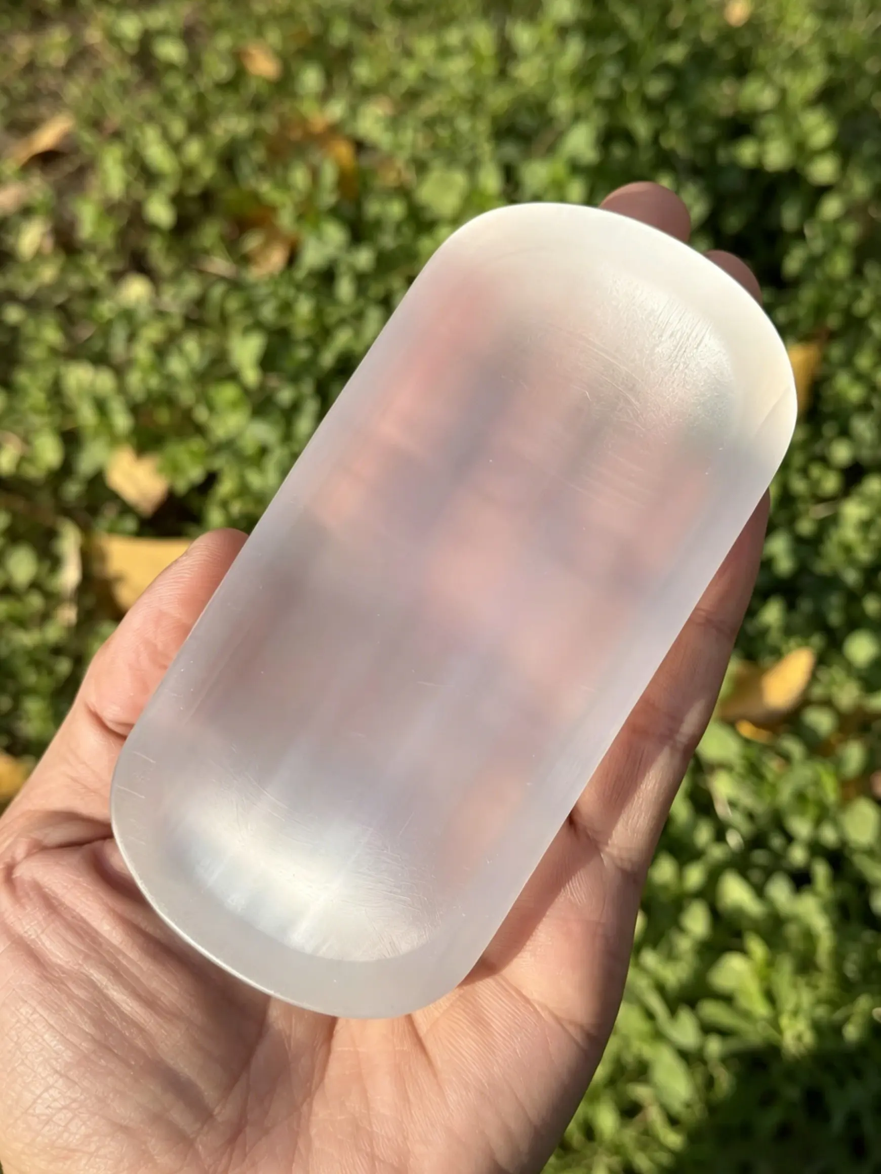 1pc Unique Selenite Bowl Ornament - Irregular Oval Carved Quartz Crystal, Crystal Carvings, Perfect for Home Decor & Gifts, Plate, Bare Stone Collectible, Office Bedroom Living Room, Natural Stone Decor, Unique Crystals, Crystal Decorative Ornaments