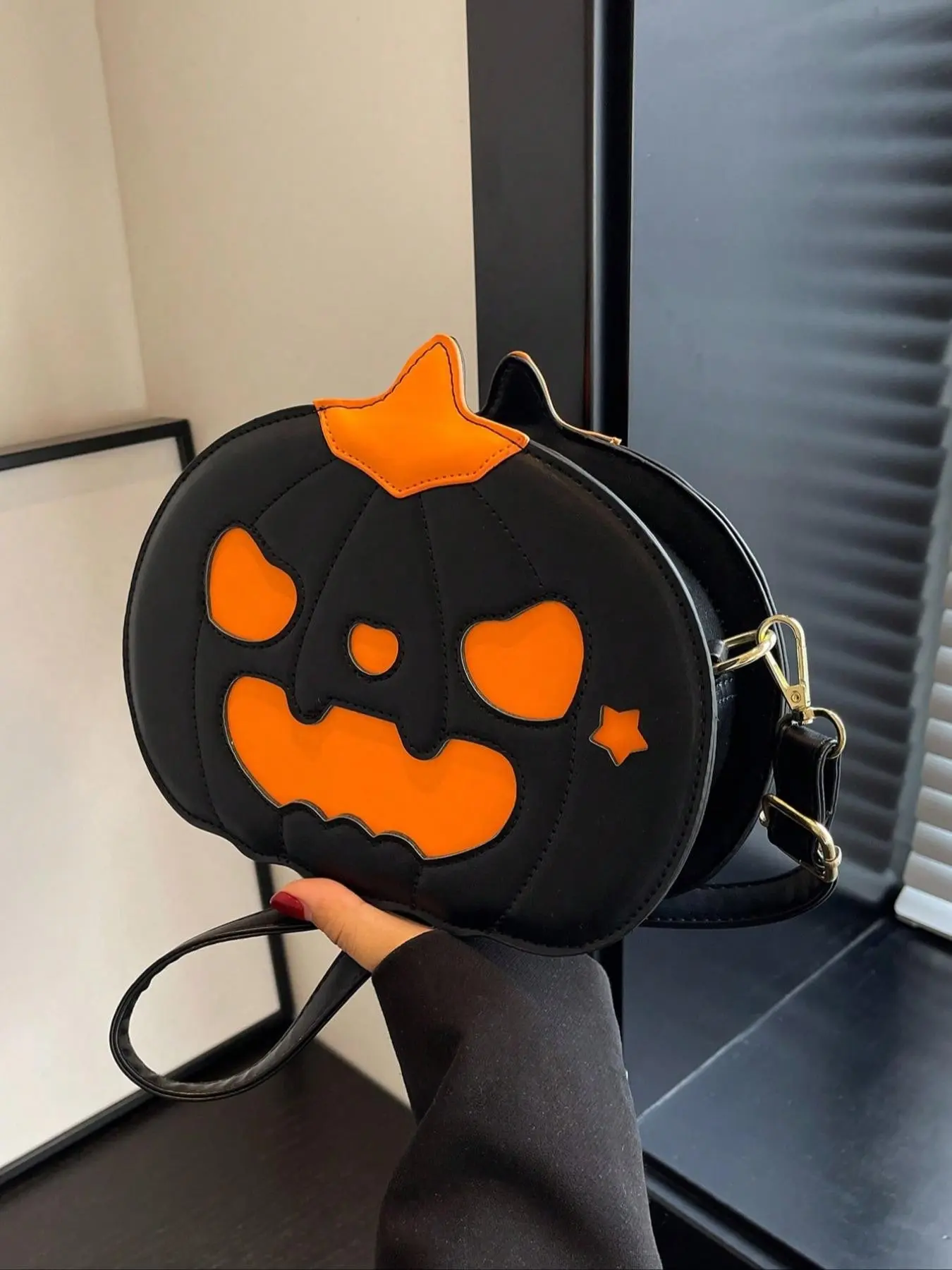 Personalized Halloween women's backpack with skull style design, simple and exquisite trendy women's bag, metal chain shoulder strap, zipper closure, suitable for casual Halloween party activities.