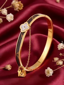 Women's stainless steel pendant bracelet, with a touch of understated luxury, sparkling and exquisite, a versatile piece for everyday wear, dates, and commuting. A perfect choice for jewelry gift, holiday and birthday gifts.