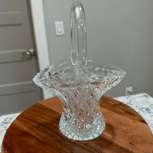 Canasta de cristal decorativa princess house, con una altura de 10”