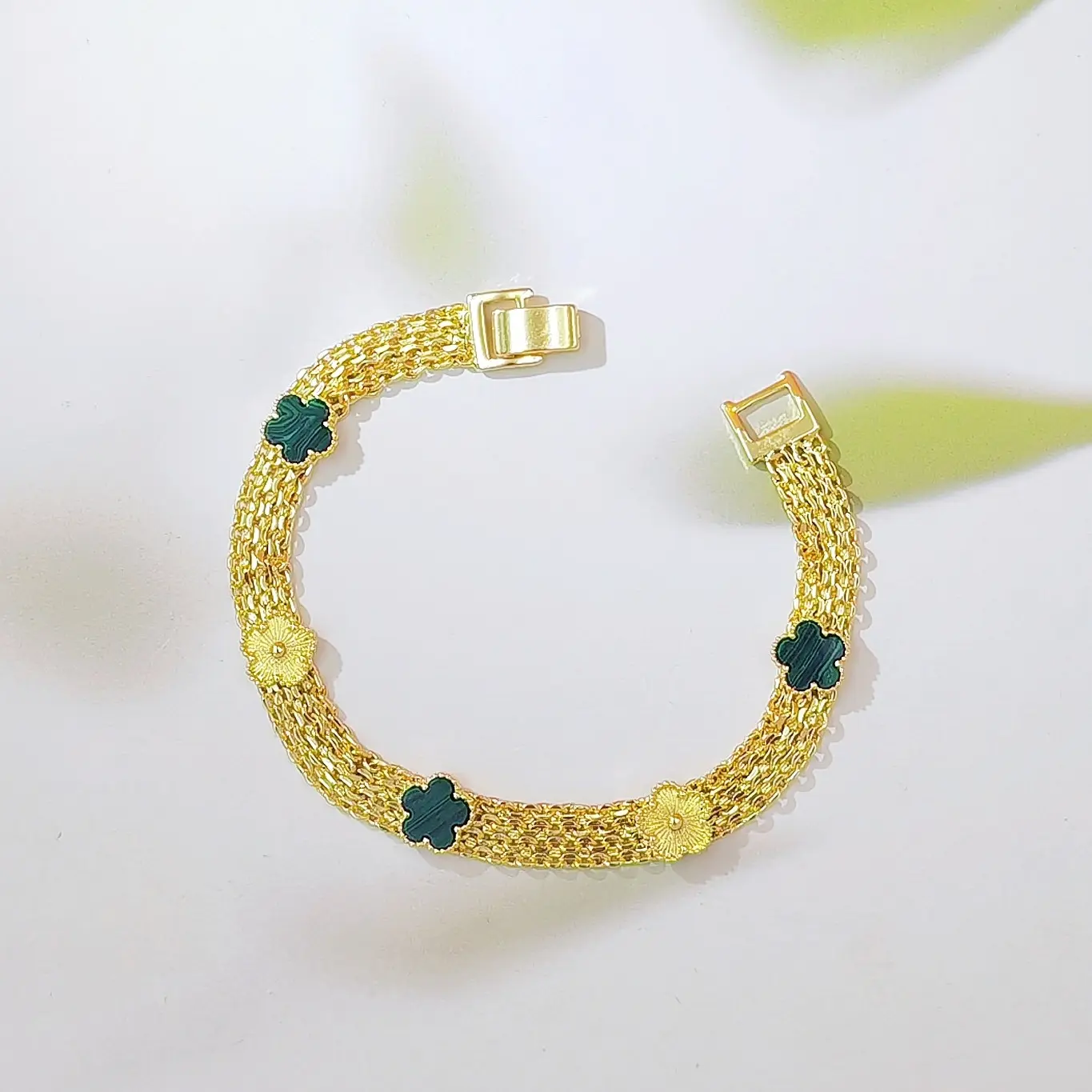 Green mixed pure flowers