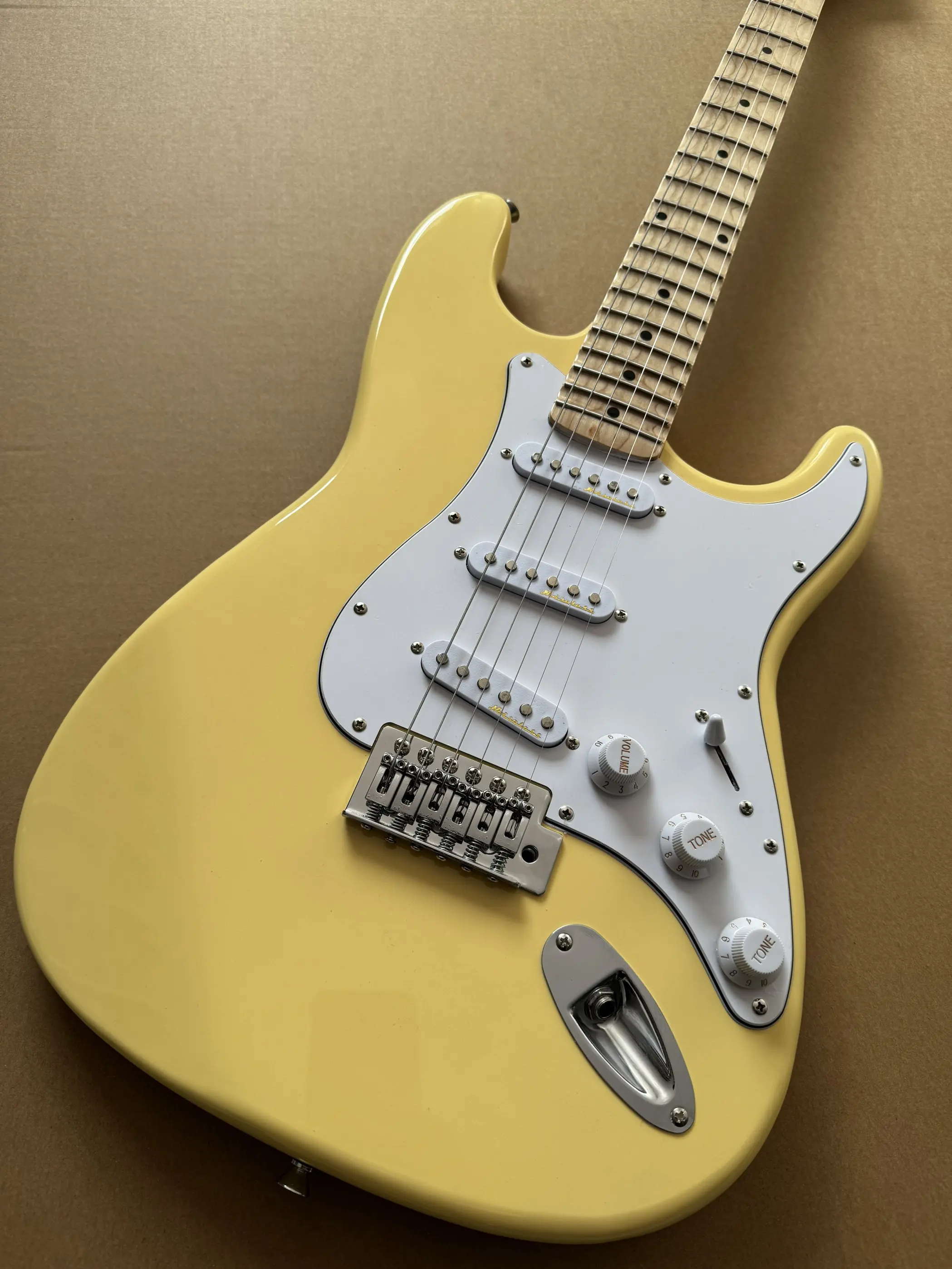 New  Fender Stratocaster Yngwie Malmsteen Electric Guitar With Scalloped Maple Fingerboard 21F In Cream