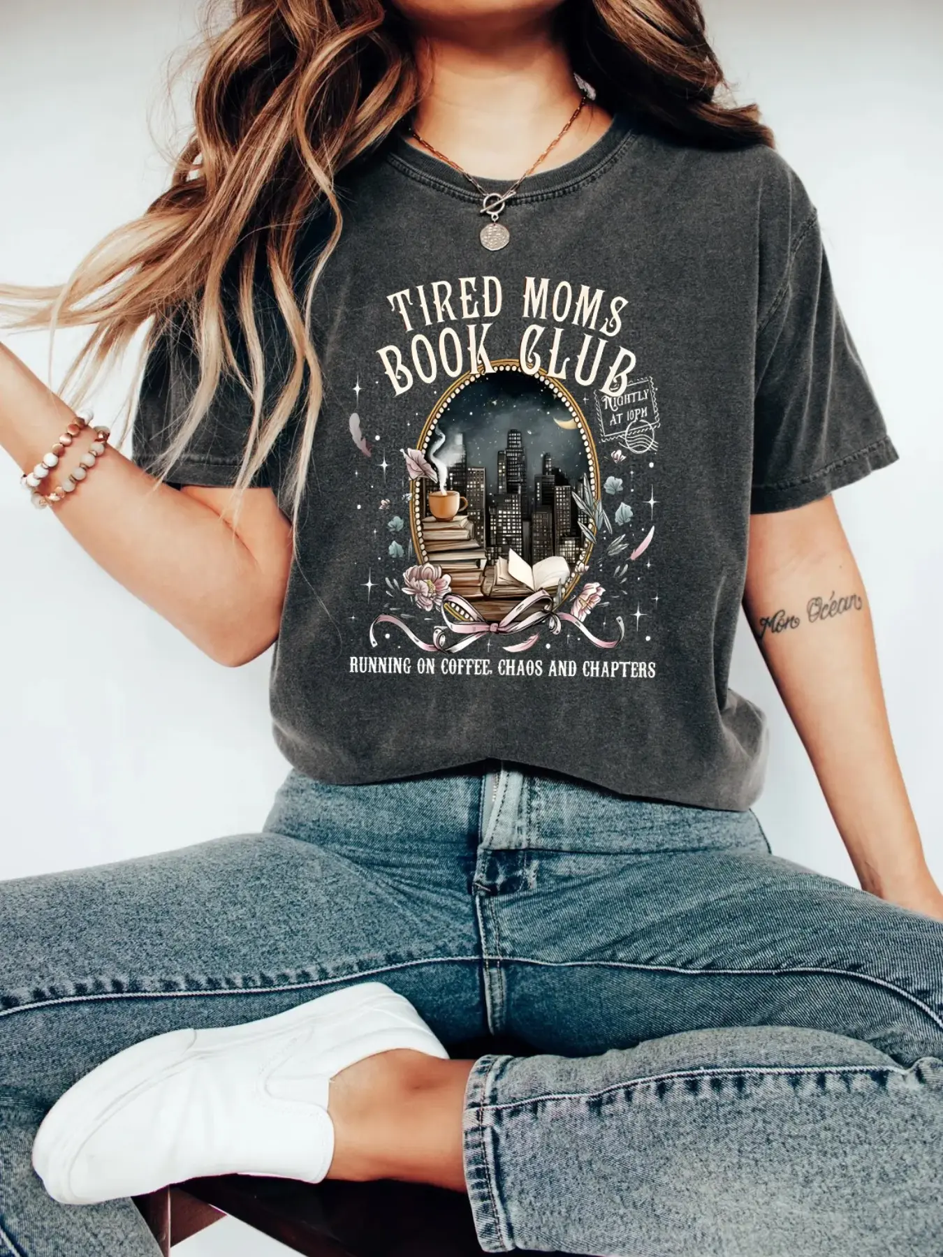 2025 Trending Dark Gray Cropped Fitted Women's T-Shirt - "Tired Moms Book Club" Literary Mom Emotional Resonance Graphic Tee, Casual Streetwear, Round Neck, Soft Breathable Lightweight Washed Fabric Ideal for Mom's Everyday, Book Club & Parent Socials