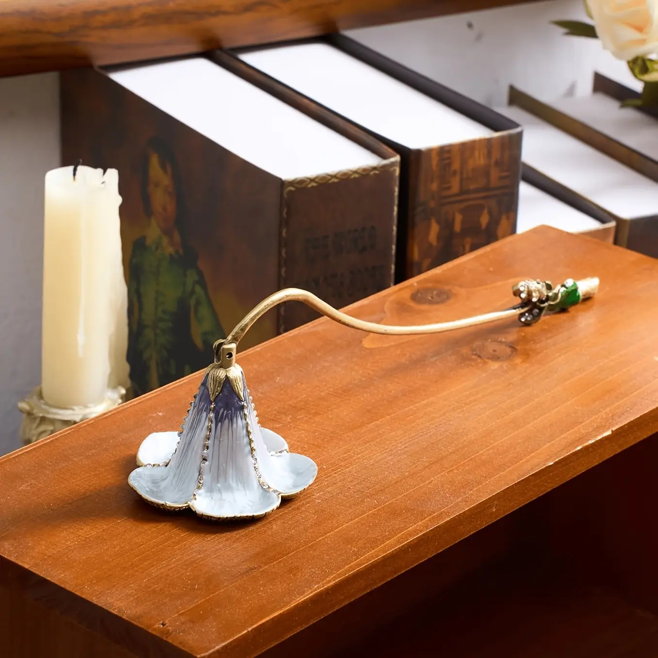 Metal Candle Snuffer with Floral Design, Vintage Art Quality, Aromatherapy Candle Accessory, Long-Handed Safe Candle Tool for Home Relaxation, Vintage Decor