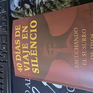 “40 Días de Viaje en Silencio”  Un camino de despertar espiritual.  40 días, 40 silencios, 40 encuentros con Dios y contigo mismo.suitable for giving to husband and wife.