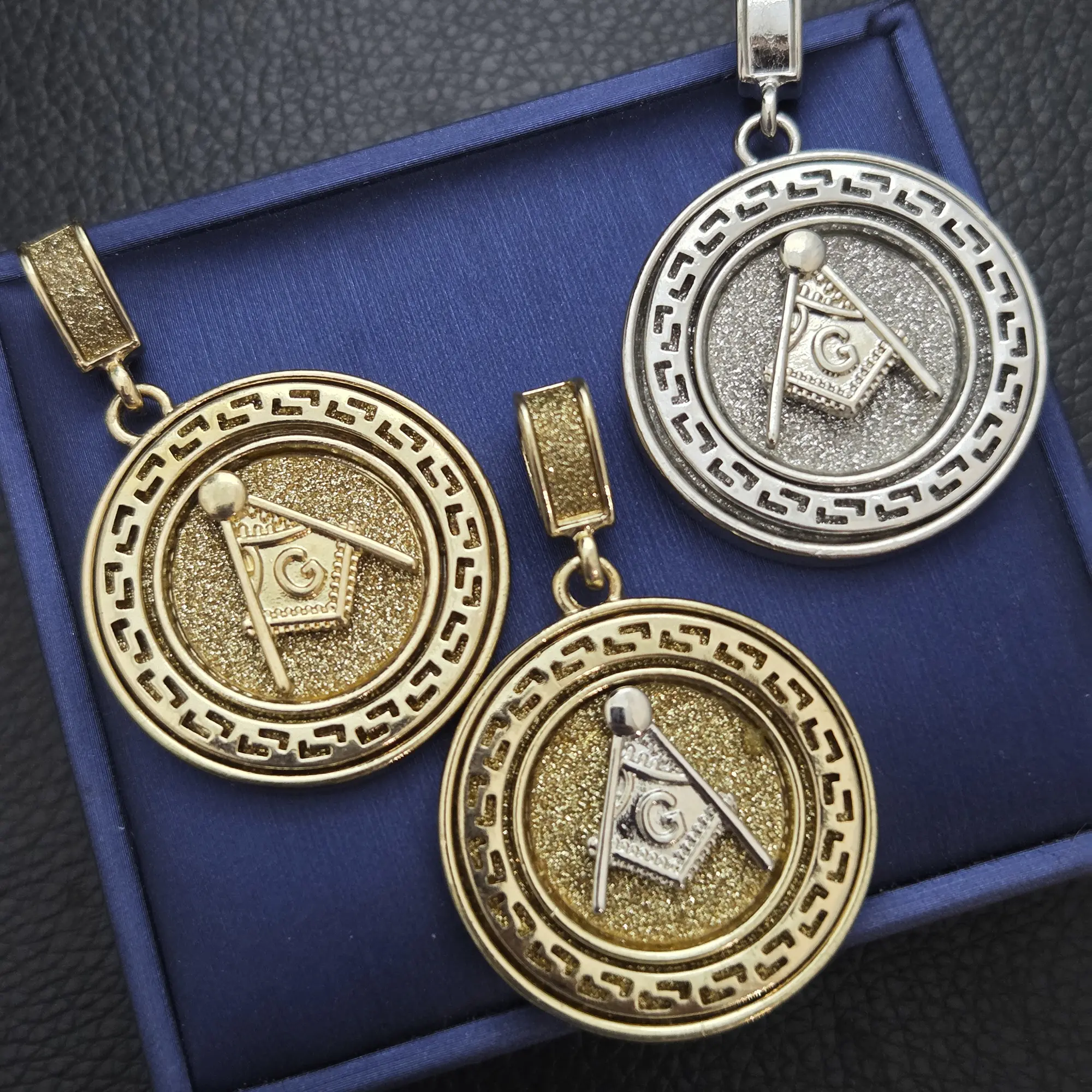 MaxBling81 32mm Round Freemason Masonic Glitter Finish Gold-Silver Plated Medal Charm Pendant, Casual Unisex Hip Hop Iced Costume Fashion Jewelry Accessory