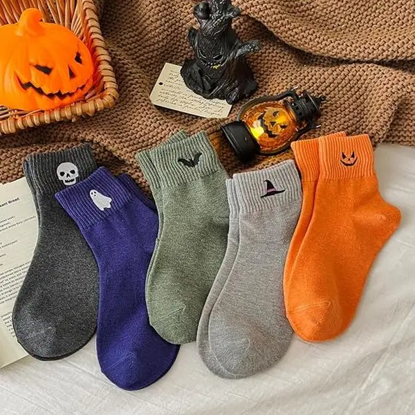 Viral Cute Halloween Socks for Women, 5 Pairs Cozy Novelty Crew Socks Set, Funny Pumpkin Ghost Cartoon Mid-Calf Knit Socks, Soft Stretch Warm Fall Winter Essentials for Daily Wear, Halloween Party, Work, School & Gifts