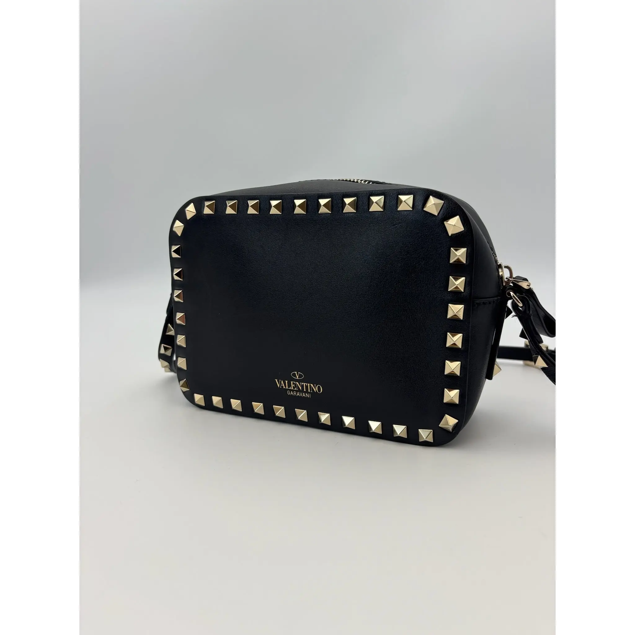 Pre-owned Leather Shoulder Bags Valentino Garavani Rockstud Camera Bag
