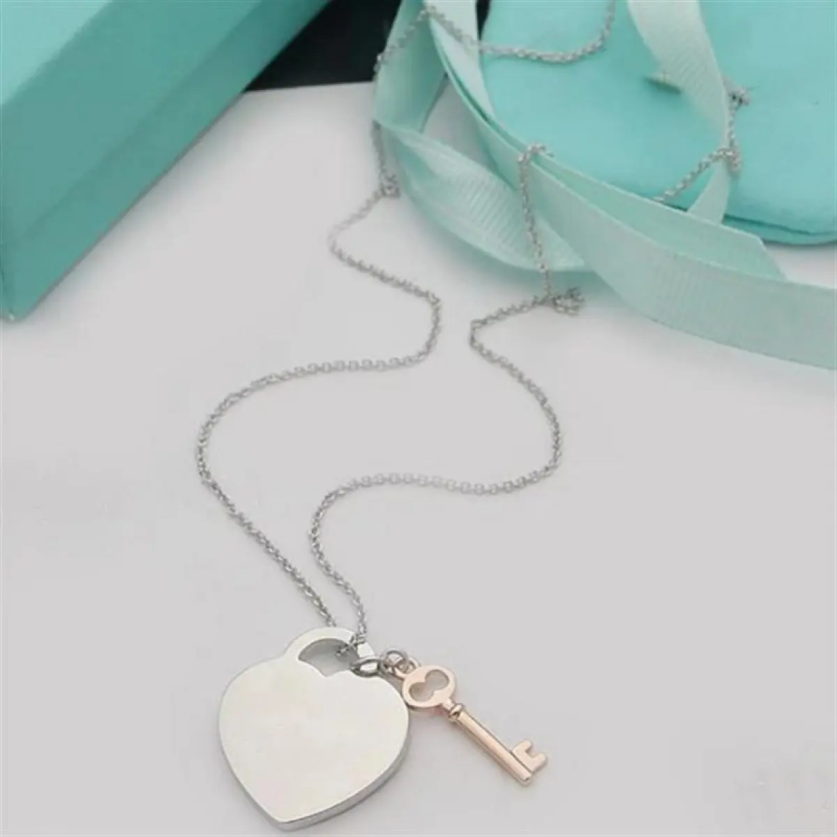 Women's T Family Heart Key Pendant Elegant Necklace - 45cm Niche Design Versatile Collarbone Chain, Festive & Party Fashionable Jewelry Accessories, Stylish Accessories